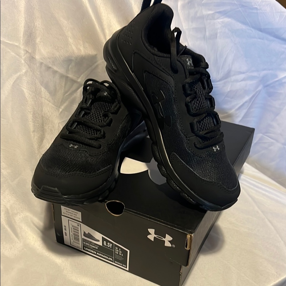 Under Armour Men's Black Running Shoes brand new never worn in the box